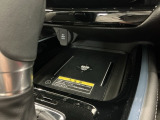 スマートフォンを置いたまま充電出来るワイヤレス充電器付きです!