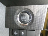 【プッシュスタート】スマートキーを携帯して、ブレーキを踏みながらスタートスイッチを押すだけでエンジンがかけられます。