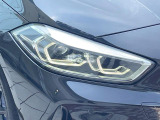 ●LEDヘッドライト:夜間走行時も良好な視界を確保し安心して運転できる高輝度LEDヘッドライトを装備!点灯速度が早く、消費電力も抑えられています。