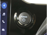 スマートキーを携帯していればキーを取り出さずにドアを施錠&解錠。クルマの始動も可能です。