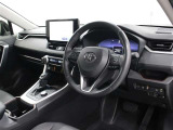 運転席からの視界を低くすることで圧迫感を抑えたインストルメントパネルや、室内から見えないように設計したワイパーなどにより、すっきりとした前方視界を確保しています。