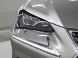 LEDヘッドランプにはアダプティブハイビームシステム「AHS」を採用。光検出カメラで車両検出をし、先行車や対向車に直接ハイビームを当てないように部分遮光します。