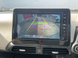【バックカメラ】駐車時に後方がリアルタイム映像で確認できます。大型商業施設や立体駐車場での駐車や、夜間のバック時に大活躍!運転スキルに関わらず今や必須となった装備のひとつです。