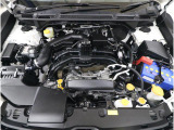 スバルと言えば水平対向エンジン。車体の低い位置に搭載されているため、衝突時にはエンジンルーム下部に潜り込み、室内の乗員の安全性向上に寄与します。