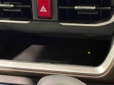手の届くところにスマートフォンが置けるインパネセンタートレイ (メーカーオプションのワイヤレス充電機能付き)