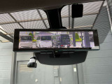 スマートルームミラーは、車両後方に設置されたカメラの映像を、ルームミラーに映し出すことで、死角をなくし、安全性を向上させることができます。また、夜間や雨天時でも、クリアな映像を映し出すことができます。