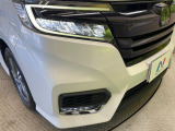 【LEDヘッドライト】悪天候や夜間走行時も良好な視界を確保し安心して運転できる高輝度LEDヘッドライトを装備!点灯速度が早く、消費電力も抑えられています。