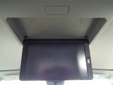 サ-ドシ-トからでも迫力の映像が楽しめる、11インチワイド後席専用モニタ-。お問い合わせは03-5672-1023へ