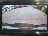 ディスプレイオーディオの画面にバックビュ-モニタ-の映像を映し出しています。