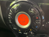 【オートエアコン】一度お好みの温度に設定すれば、車内の温度を検知し風量や温度を自動で調整。暑い&hellip;寒い&hellip;と何度もスイッチ操作をする必要はありません。快適な車内空間には必須の機能ですね♪