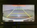 ギヤをR(バック)に入れるとナビの画面に後ろの映像が映るリアカメラ付です。後退時、コンディションが悪い視界でもカラーバックモニターがドライバーをサポートします。