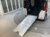 ウインチベルトの巻き取りは2段階の操作調整が可能。力強く安定した作動で車いすの乗り入れをサポートします。