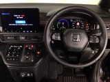 【ハンドル】運転にかかわる様々な操作を安全に行えるように視点移動が少なく操作性に配慮されたスイッチ類が凝縮されたコックピットです。
