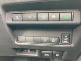 運転席右下のスイッチ類、ここでスライドドアなど各種操作が可能。