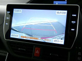 バックガイドモニター付き。車両後方の映像をナビ画面に表示し、駐車などの後退操作をサポートします。