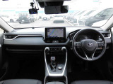 【運転席・インパネまわり】 ハンドル・シート・フロアーなど隅々までプロによるクリーニング済み☆彡キレイな車内でドライブが一層快適にお楽しみいただけます!!