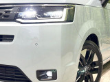【LEDヘッドライト】悪天候や夜間走行時も良好な視界を確保し安心して運転できる高輝度LEDヘッドライトを装備!点灯速度が早く、消費電力も抑えられています。