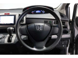 ハンドルの下部がフラットな形状になっているので、メーターなどの視野性が増し運転者にとって快適で安全です。