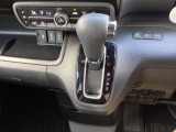 【eコンスイッチ】低燃費運転をサポートするECONモード。スイッチをONすると、エンジンやトランスミッション、A/Cなどを協調制御し、燃費の向上に貢献。エコドライブの効果を高めます。