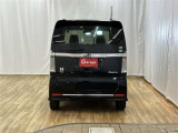 バックカメラが付いているので後方確認が非常にしやすいです。今や運転初心者も熟練者も必須装備!ついていて損はないですね♪