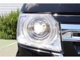 丸い目のようなデザインのLEDヘッドライト。明るく省電力です。