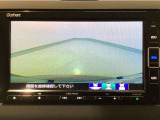 【バックカメラ】運転が苦手な方も車庫入れラクラクです!ギアをリバースに入れれば自動的に切り換わりますので、面倒な操作は不要です♪狭い駐車場もお車を傷つけず安心ですね!