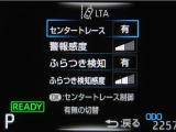 レーンディパーチャーアラートとは車線、又は走路からの逸脱の可能性を警告すると共に、車線、又は走路からの逸脱を避けるためのハンドル操作の一部を支援する機能です。詳細は販売店スタッフまでお尋ね下さい。