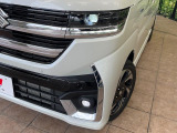 【LEDヘッドライト】悪天候や夜間走行時も良好な視界を確保し安心して運転できる高輝度LEDヘッドライトを装備!点灯速度が早く、消費電力も抑えられています。
