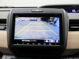 バックカメラの画像です。ガイドラインがスムースな車庫入れをサポートいたします。車庫入れの安心感がアップしますね。