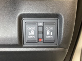 リアドアは乗り降りに便利な両側電動スライドドアです。また運転席に座っていながらスイッチ操作で自在にスライドドアを開け閉めできます。