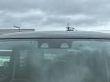 2つのカメラで前方の車両や歩行者を検知し、衝突のおそれがあると判断すると、ブザー音やメーター内の表示で警告。衝突の可能性が高まると、自動でブレーキをかけ、衝突の回避または衝突時の被害軽減を図ります。