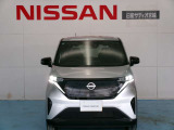白色光で遠方まで明るく照らしだし、ナイトドライブでの安全運転をサポート