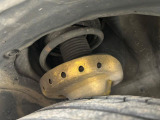 【ビルシュタイン製ダンパー】高速走行時の車両安定性を向上させてくれる人気の装備。街乗りの乗り心地も犠牲にせず、スポーティな走行をお楽しみいただけます♪