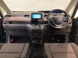 【前方視界】開放的な前方視界!運転がしやすく疲れにくいです♪窓が大きく、見通しがとっても良いおクルマですよ♪