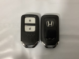 スマートキーを装備しています。鍵を差し込むことなくドアロックの開け閉めと、スタートボタン操作でのエンジンスタートができます。スペアキーも同じものを用意しております。