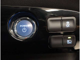 お車のキーはスマートキーです。キーを身につけた状態で車に近づき、ドアロックの解錠や施錠操作が出来ます。雨の日など両手がふさがっている時など、とっても便利ですね。