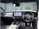 デザインもよく、居心地のよい運転席ですね。分かりやすいスイッチ類ですから操作もしやすく運転をサポートします。