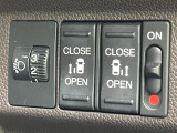 【両側パワースライドドア】スマートキーや運転席のスイッチで後席両側スライドドアの開閉が可能♪電動だから力を入れてドアを開ける必要が無く、小さなお子様でも簡単に開け閉めでき快適です♪