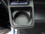 カップホルダーは運転席や助手席からちょうど手の届く位置です!!