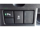 コーナーセンサーを車の前後に装備。障害物までの距離に応じて警告音を変えてお知らせ。縦列駐車時や駐車場・車庫などでの取り回しをサポートします。詳細は販売店スタッフまでおたずねください。
