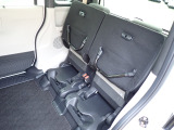 ◆チップアップ&ダイブダウン機構付【ULTR SEAT】は後席座面を左右分割で跳ね上げることができます。トランクで積載できない背の高い荷物をラクラク収納できます。ホンダ車ならではの人気装備です。