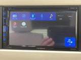 【ディスプレイオーディオ】 ラジオの視聴やBluetooth接続による音楽鑑賞やハンズフリー通話、バックアイカメラ表示などの多彩な機能が利用できます。