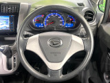 インテリアに合わせたデザインのステアリングは、運転される方のことも考え、運転しやすい形状、大きさです。是非一度、実際に触ってお確かめください。