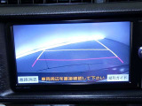 バックガイドモニター付き。車両後方の映像をナビ画面に表示し、駐車などの後退操作をサポートします。