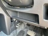 軽でも広々使えるフットブレーキ!助手席との移動も可能で、使用空間広々です♪
