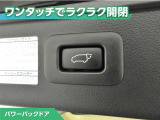 パワーバックドア付です!ボタン一つで開閉が出来てとても便利ですね。しっかりと最後まで閉まりますので、半ドアの恐れも無くなります!