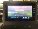 【バックカメラ】運転が苦手な方も車庫入れラクラクです!ギアをリバースに入れれば自動的に切り換わりますので、面倒な操作は不要です♪狭い駐車場もお車を傷つけず安心ですね!
