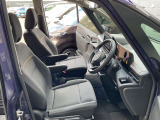 運転席・助手席は、ゆったりと座れるサイズで、長時間の運転でも快適です。