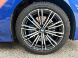 また、BMW正規認定中古車は、エマージェンシーサービスが自動付帯。24時間365日、皆様のカーライフをサポート致します。確かな安心のうえで、「駆けぬける歓び」をご堪能ください。