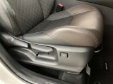 手動ですが運転席は高さ調節も可能です。